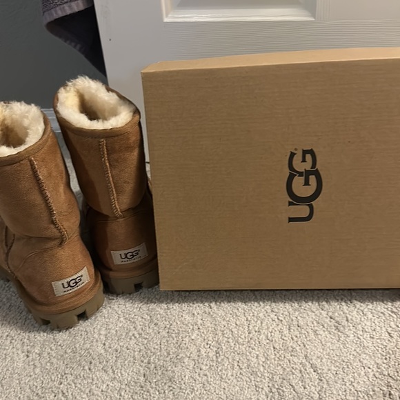 Size 7 Uggs - Picture 2 of 4
